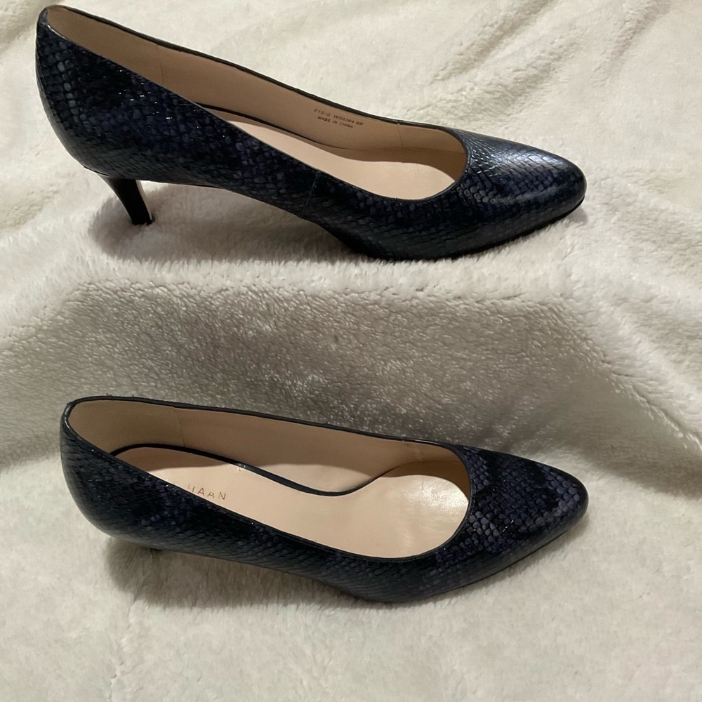 Cole Haan Navy and Black Faux Snakeskin Pumps Size 8B